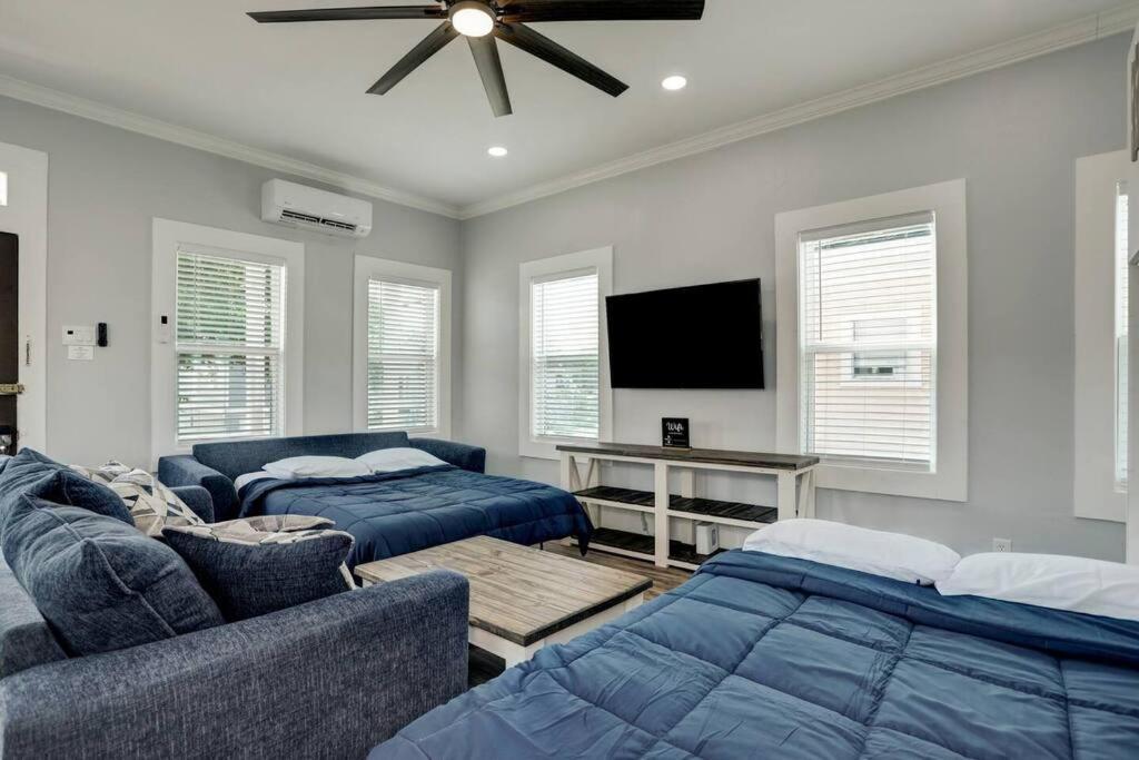 Renovated Beach Bungalow! กาลเวสตัน ภายนอก รูปภาพ